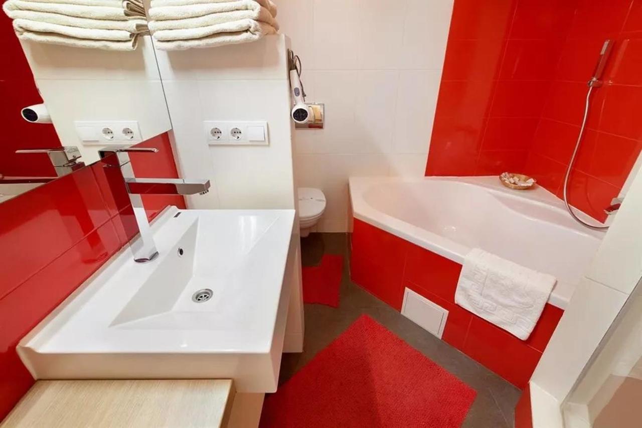 Апартаменты Large & Modern Flat With Balcony In Heart Of Львов Экстерьер фото